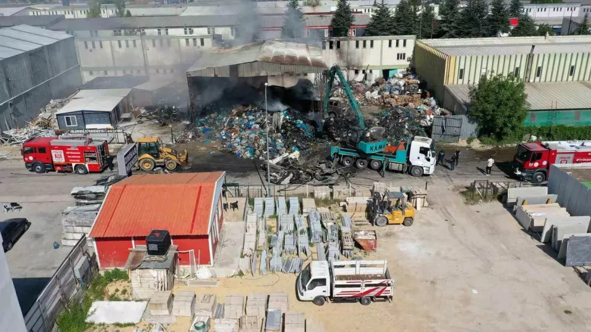 Eskişehir'de Geri Dönüşüm Tesisinde Yangın