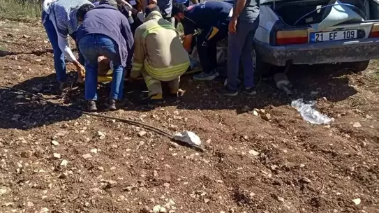 Mardin'de Tarlaya Devrilen Otomobilde 2 Yaralı