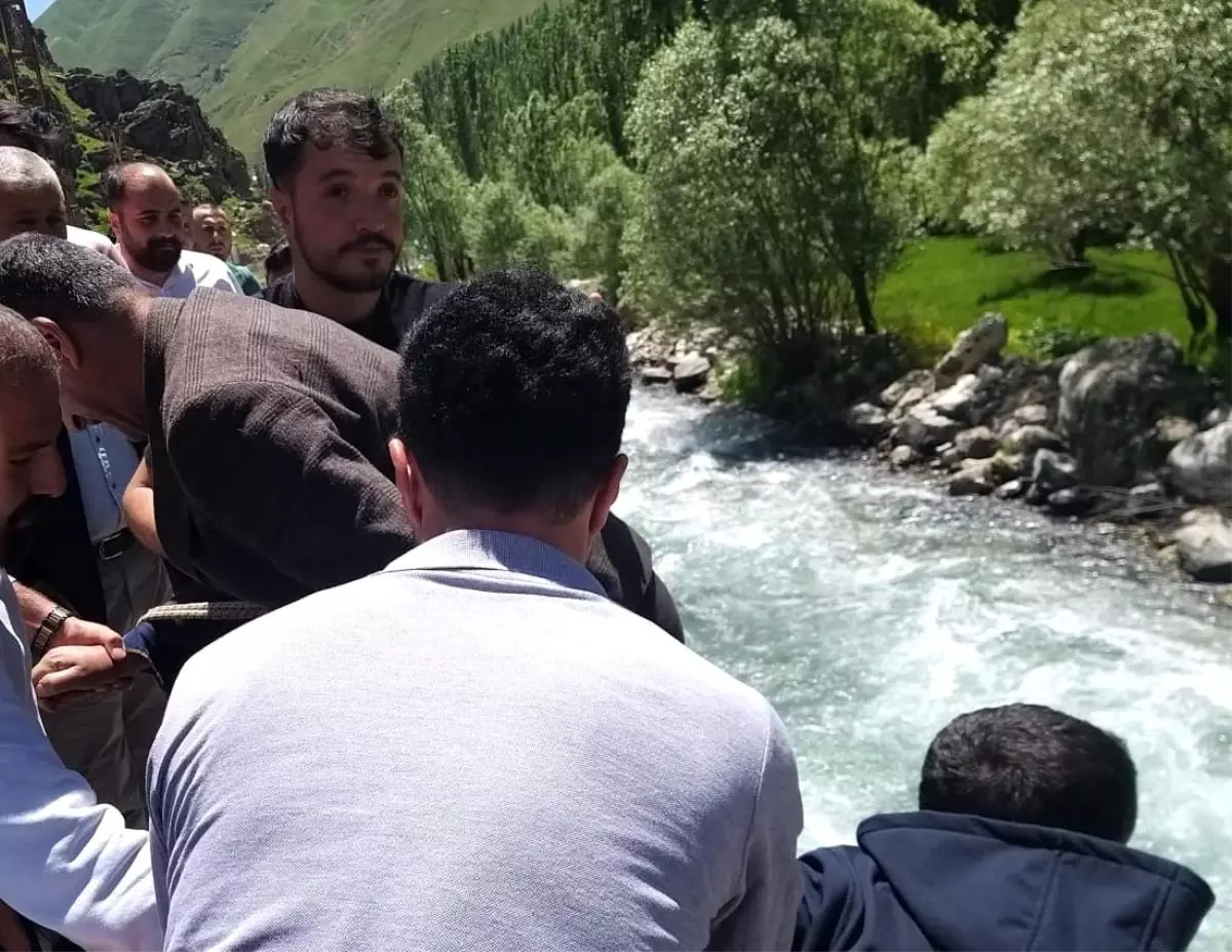 Bahçesaray'da Kamyonet Dereye Uçtu