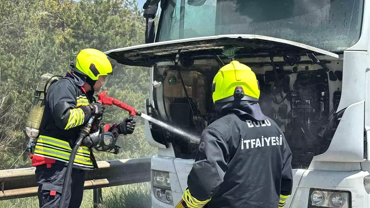 Bolu'da Tır Yangınına Diğer Sürücüler Müdahale Etti