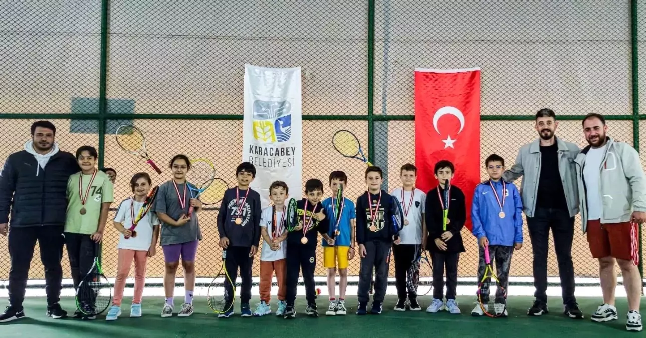 Karacabey Belediyesi'nden Minik Sporculara Tenis Turnuvası