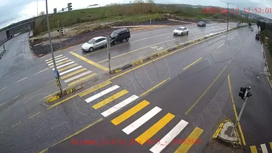 Sakarya'da KGYS kameralarına yansıyan trafik kazaları görüntülendi