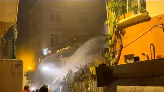 Fatih'te Çöken Metruk Bina Kontrollü Olarak Yıkıldı