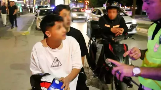 Motosikleti Farı Yanmadığı İçin Men Edilen Gençten Olgun Davranış