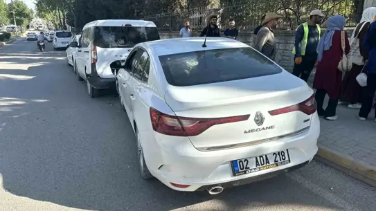 Adıyaman'da Park Halindeki Araçlara Çarpan Otomobil