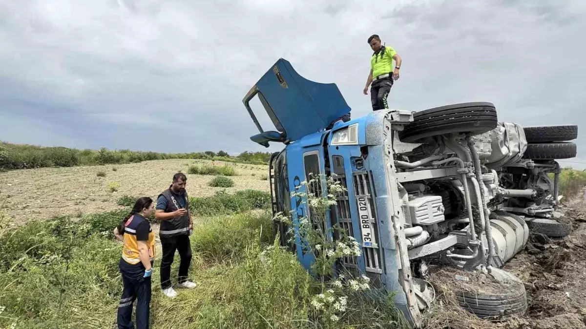 Arnavutköy'de Kamyon Devrildi, Şoför Hastaneye Kaldırıldı