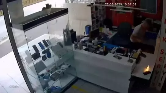 Adana'da Telefon Tamircisinde Batarya Patladı