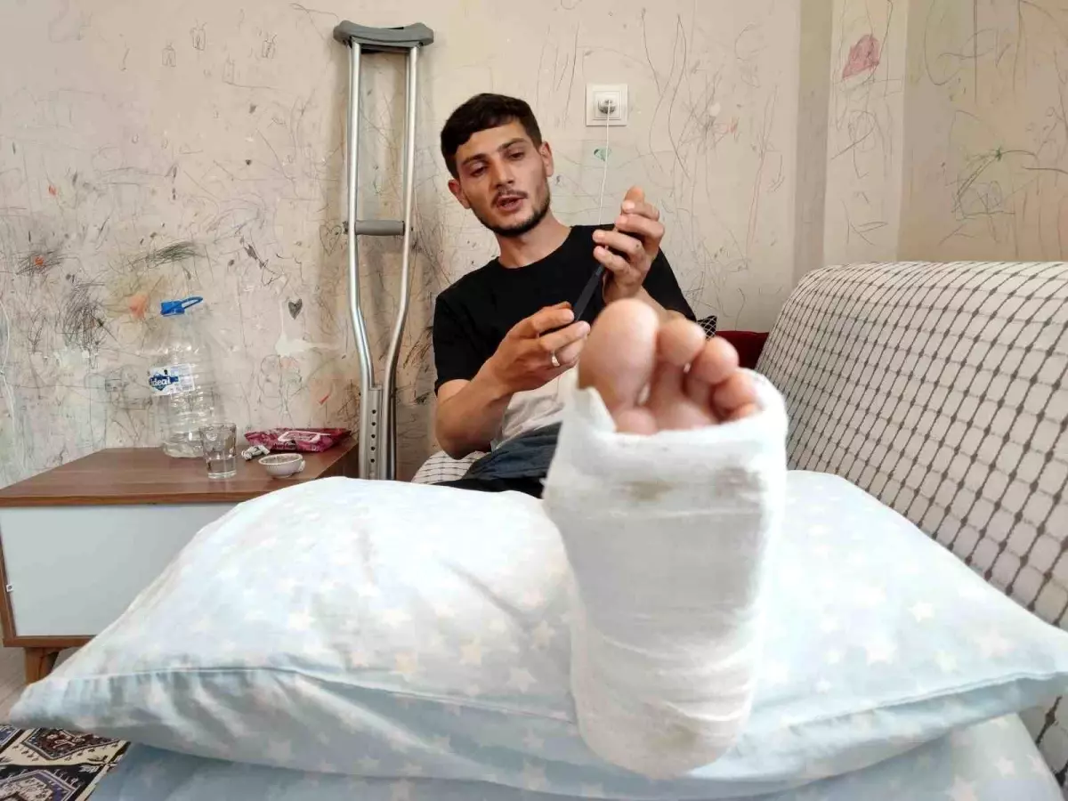 Adana'da Motosiklet Kazası: Yaralı Sürücü Yardım Bekliyor