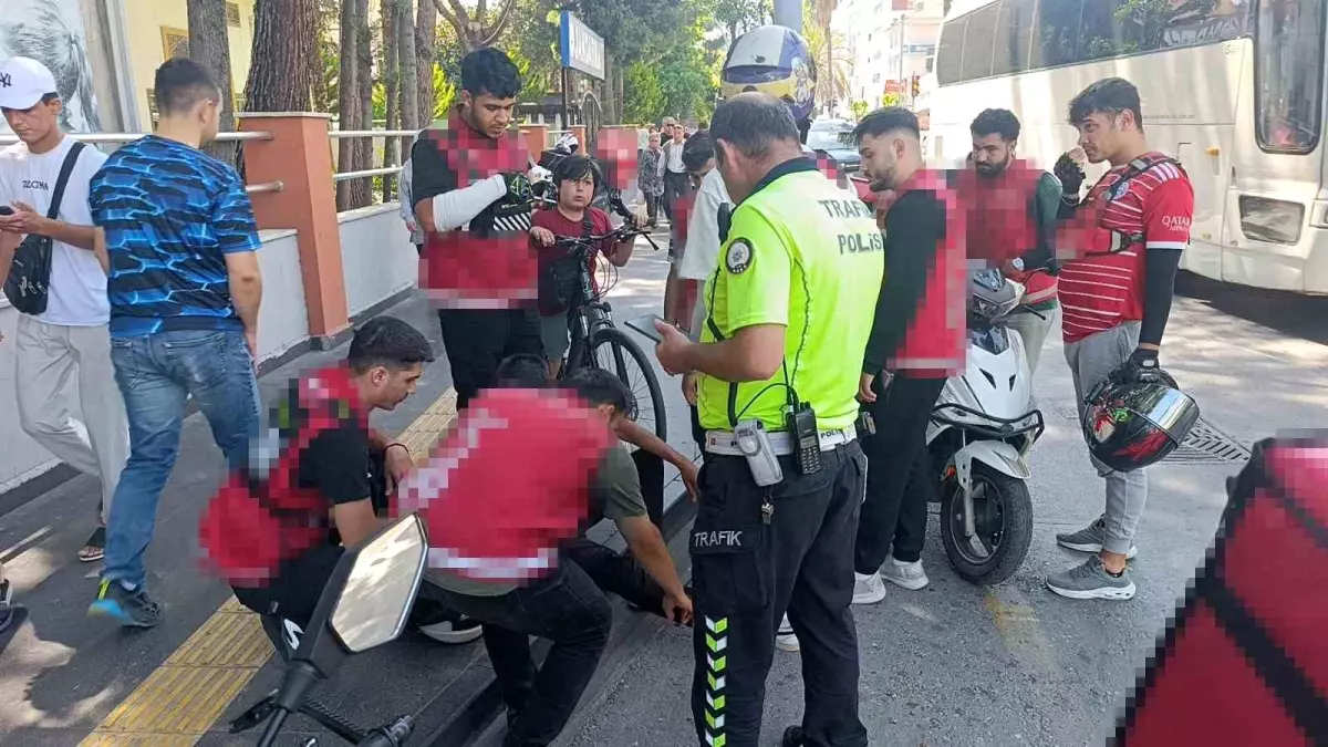 Manavgat'ta Moto Kurye Kaza Geçirdi