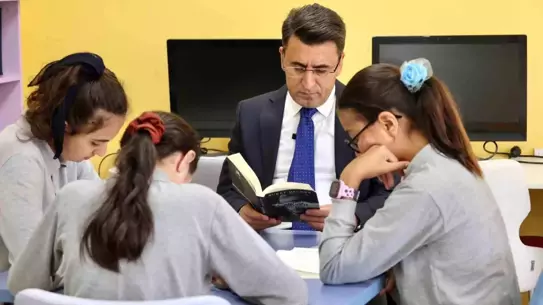 Vali Aygöl, Öğrencilerle Kitap Okudu