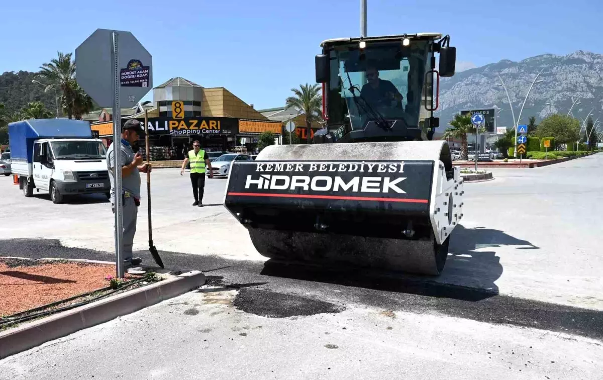 Kemer’de Elektrik Altyapı Çalışmalarının Ardından Asfaltlama Yapılıyor