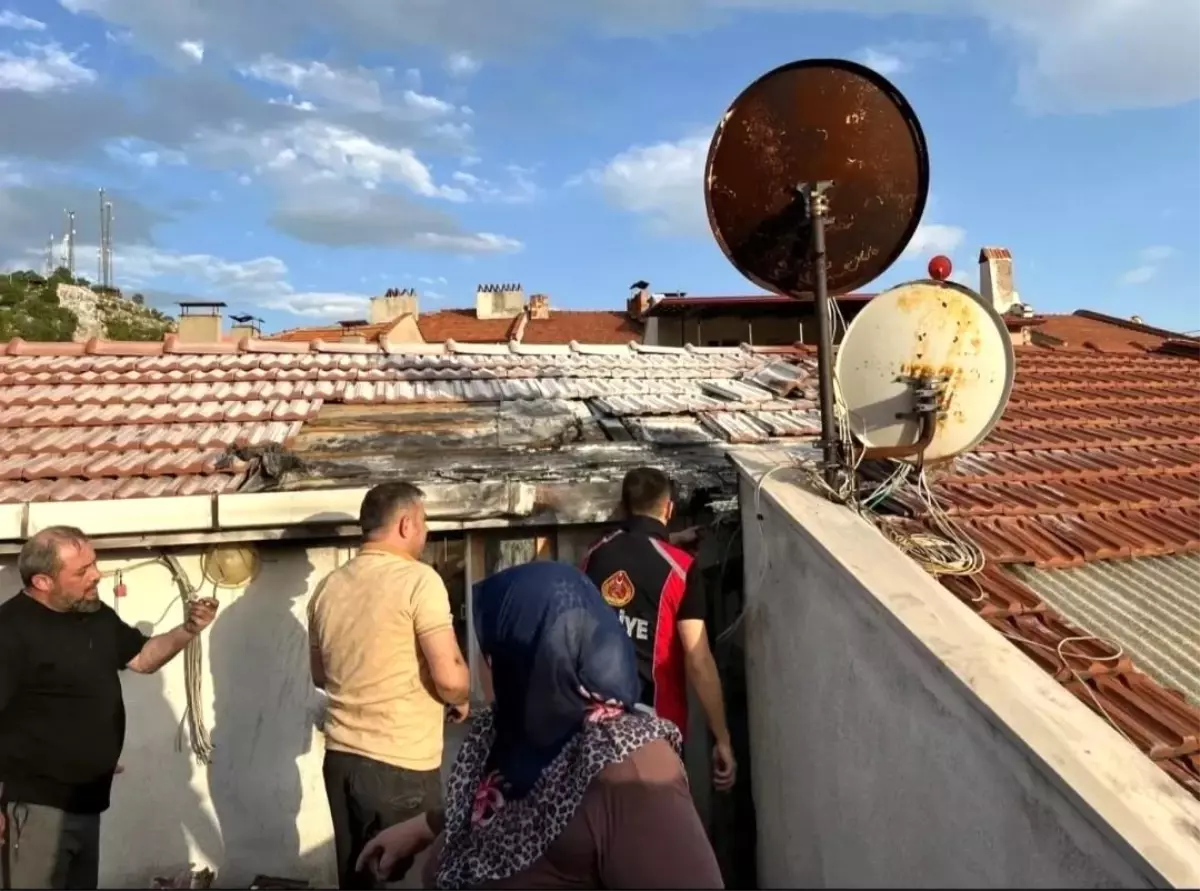Kütahya'da Çatı Yangını Kısa Sürede Söndürüldü