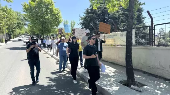 Öğrenciler Yüzde 74 Zamı Protesto Etti