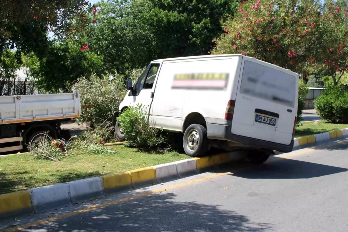Aydın'da Seyir Halindeki Minibüs Orta Refüjde Asılı Kaldı