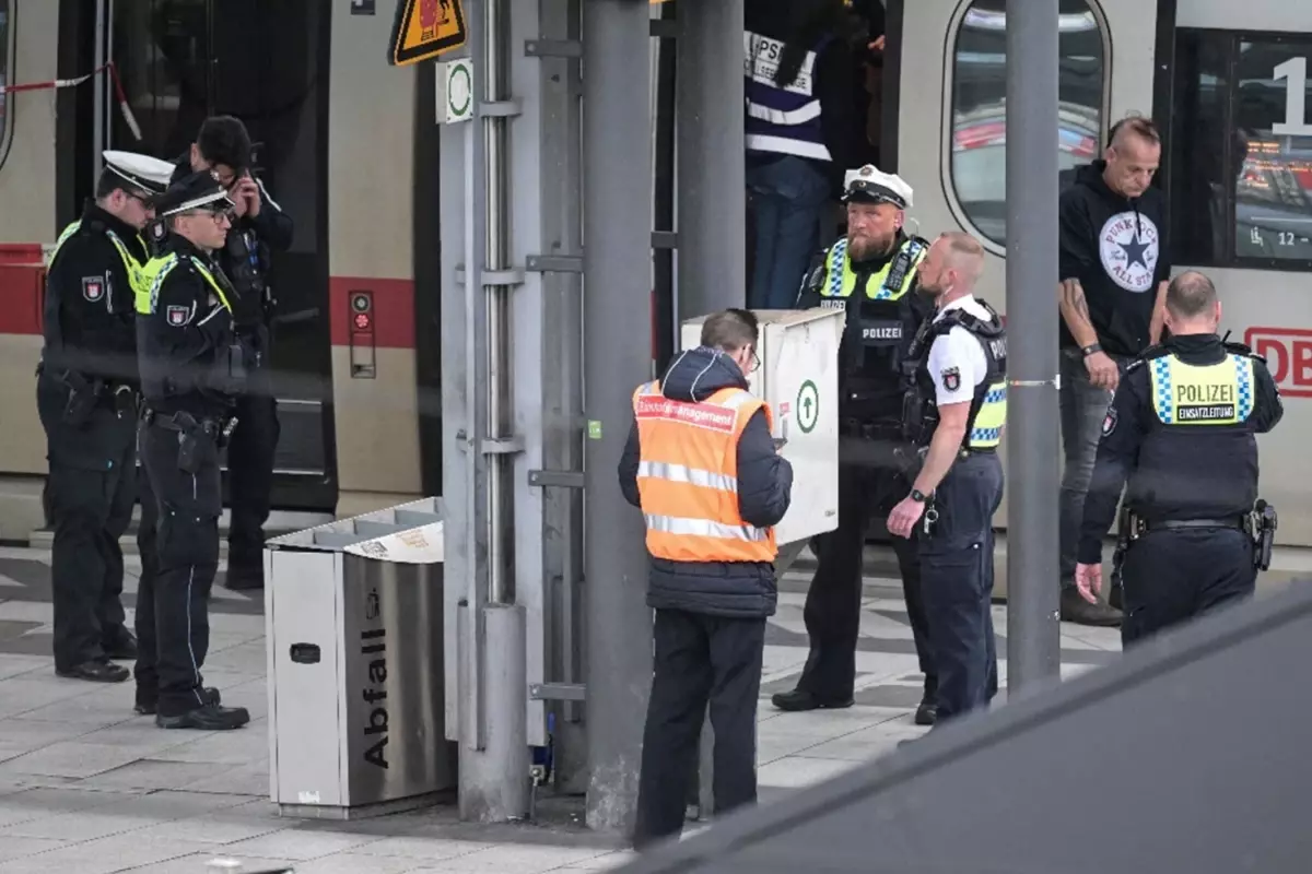 Hamburg'da Bıçaklı Saldırı: 12 Yaralı