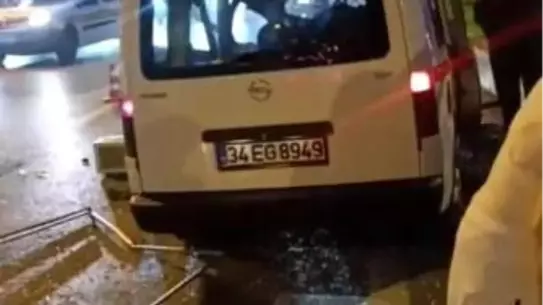 Kartal'da Hafif Ticari Araç Kaza Yaptı