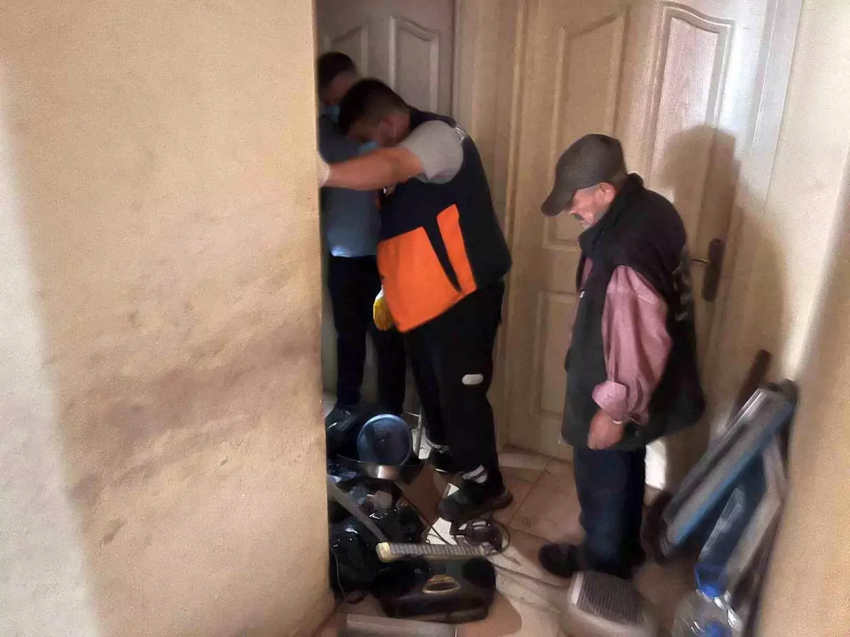 Esenyurt'ta Çöp Ev Yeniden Boşaltıldı
