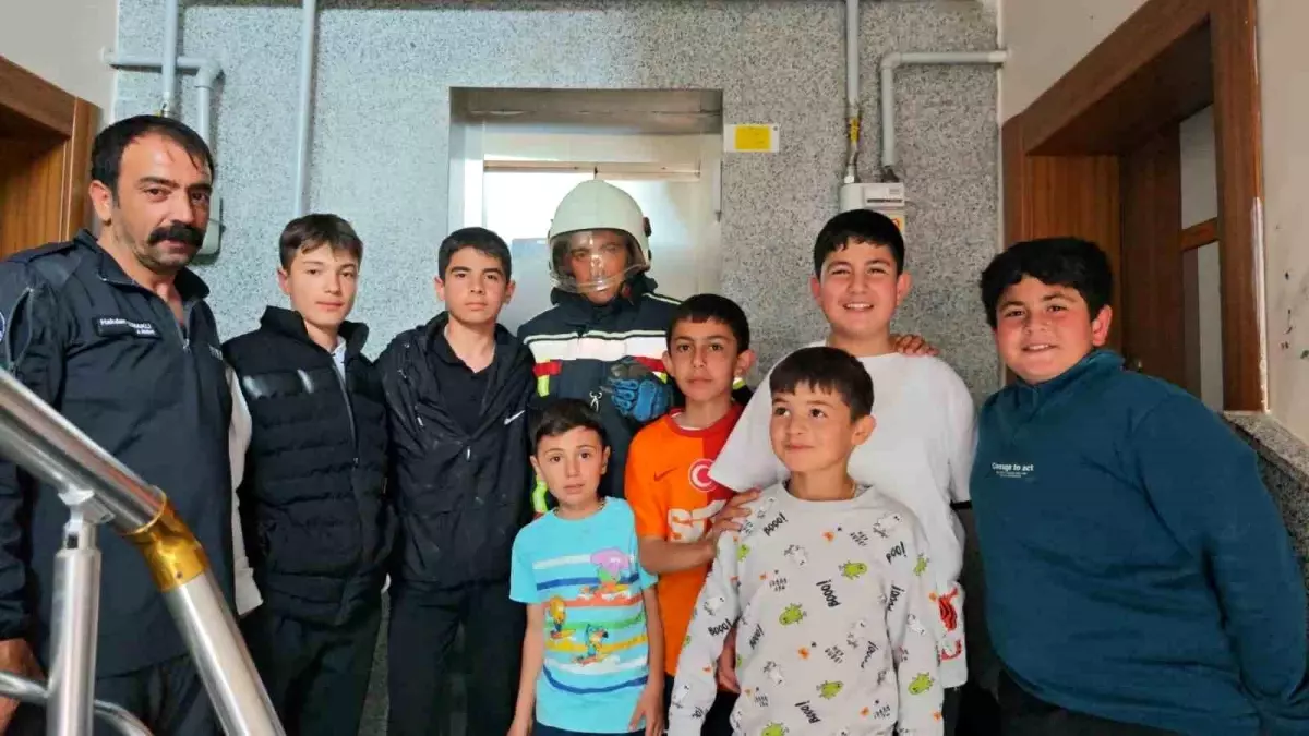 Kuş Asansör Boşluğundan İtfaiye ile Kurtarıldı