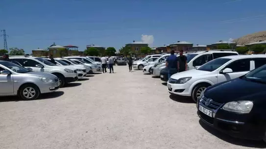Tuşba Oto Pazarında Satıcı Yoğunluğu, Alıcı Eksikliği