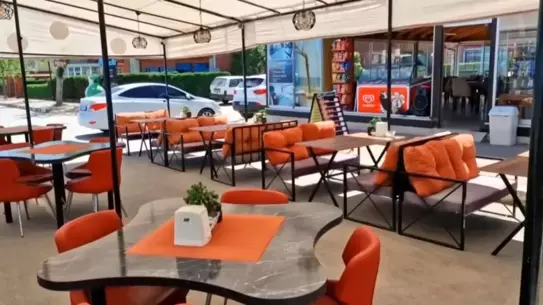 Traktörle Kafeye Girdi