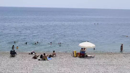 Antalya'da Sıcak Hava, Plajlar Doldu Taştı