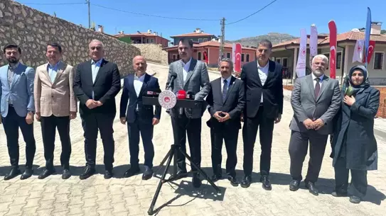 Bakan Kurum, Adıyaman'da Depremzedeleri Ziyaret Etti