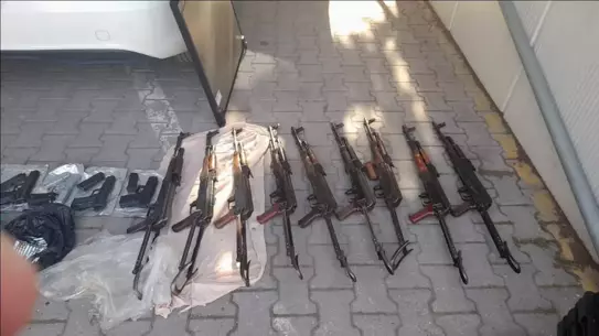 Polis Memurunun Araçında Silah Sayısı