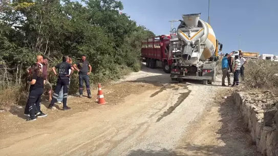 Bodrum'da beton mikseri sürücüsü kamyon arasında kaldı