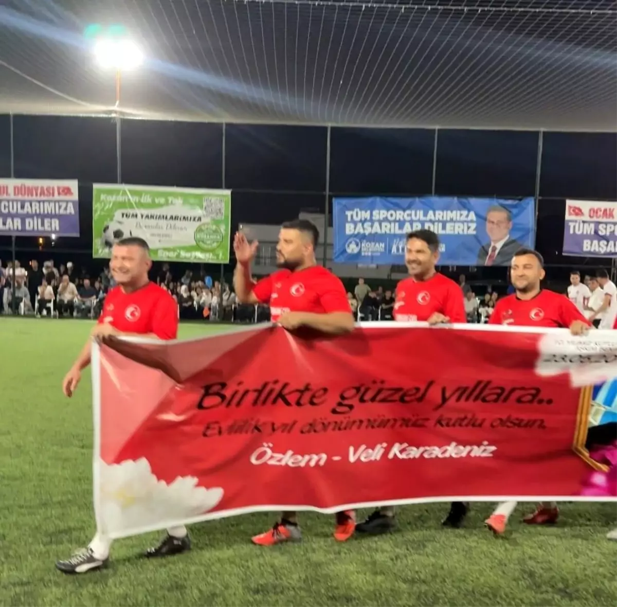 Adana'da Futbol Turnuvasında Evlilik Yıldönümü Kutlaması