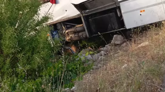 Isparta'da Tur Otobüsü Şarampole Düştü