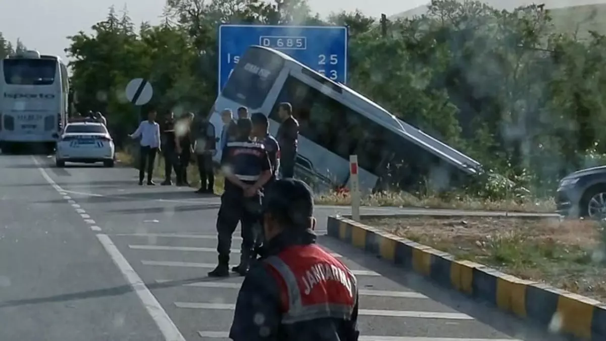 Isparta'da Tur Otobüsü Kaza Yaptı: 16 Yaralı