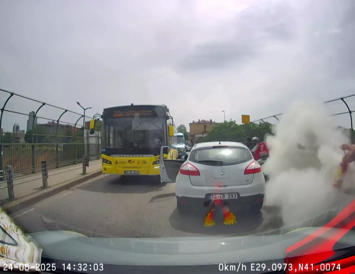 Trafikte Bıçaklı Saldırıya Yangın Tüpüyle Yanıt