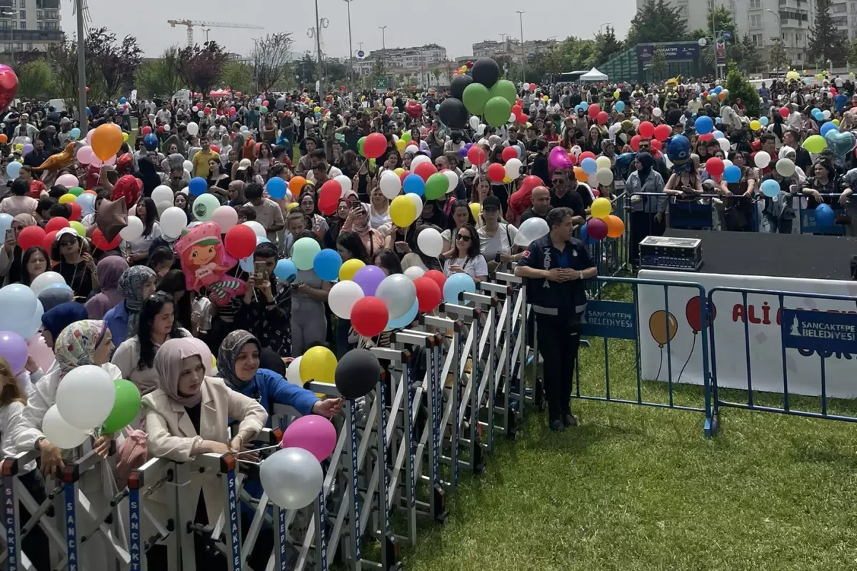 Kanseri yenen Ali Asaf için binlerce balon gökyüzüne bırakıldı