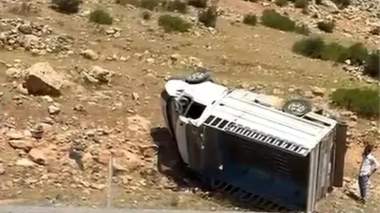 Hasankeyf Yolu'nda Kamyonet Takla Attı