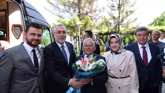 Bakan Işıkhan, Kayseri Büyükşehir Belediye Başkanı Büyükkılıç'ı Ziyaret Etti