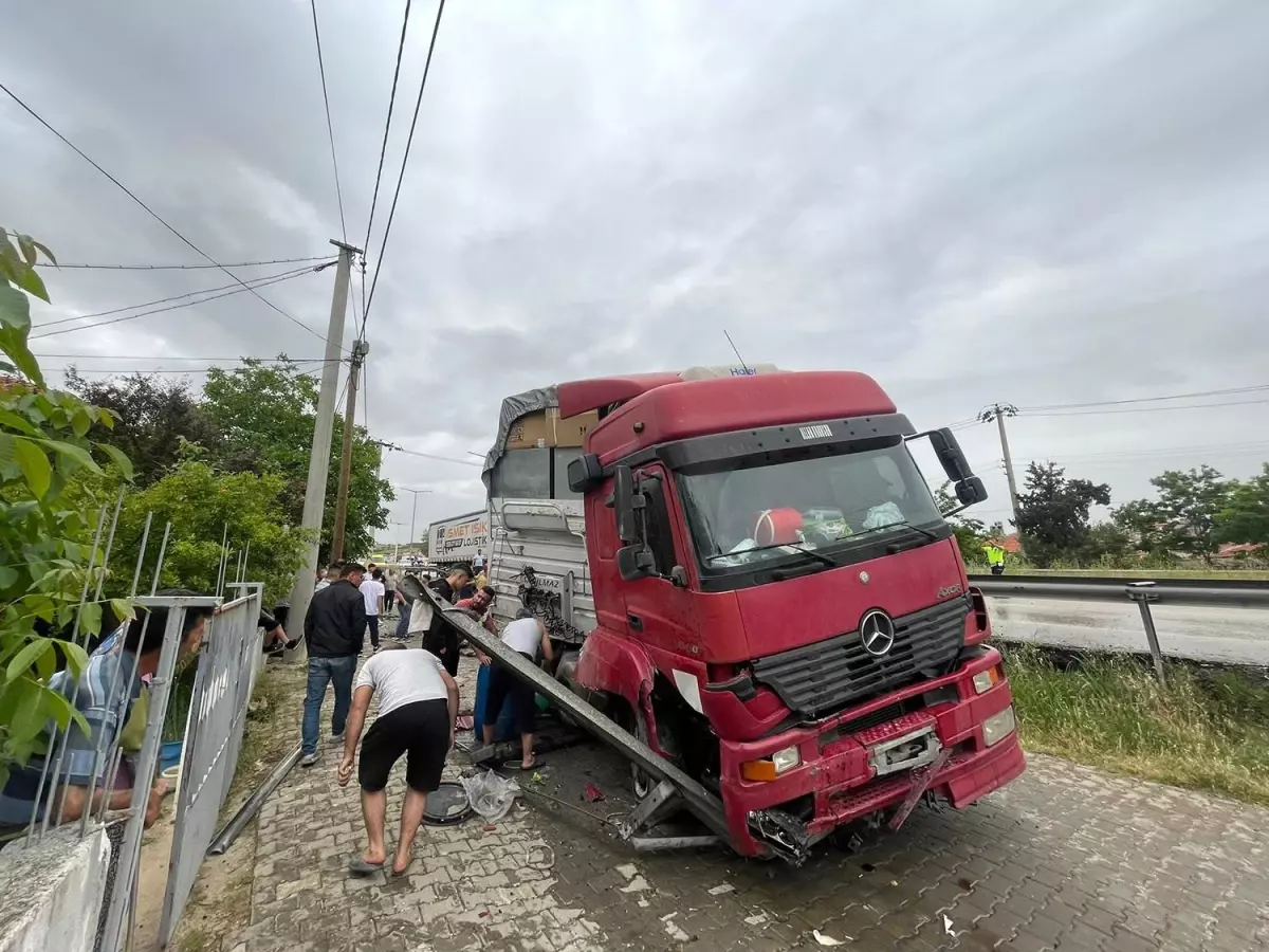 Kula'da Tır Devrildi, Sürücü Kurtuldu