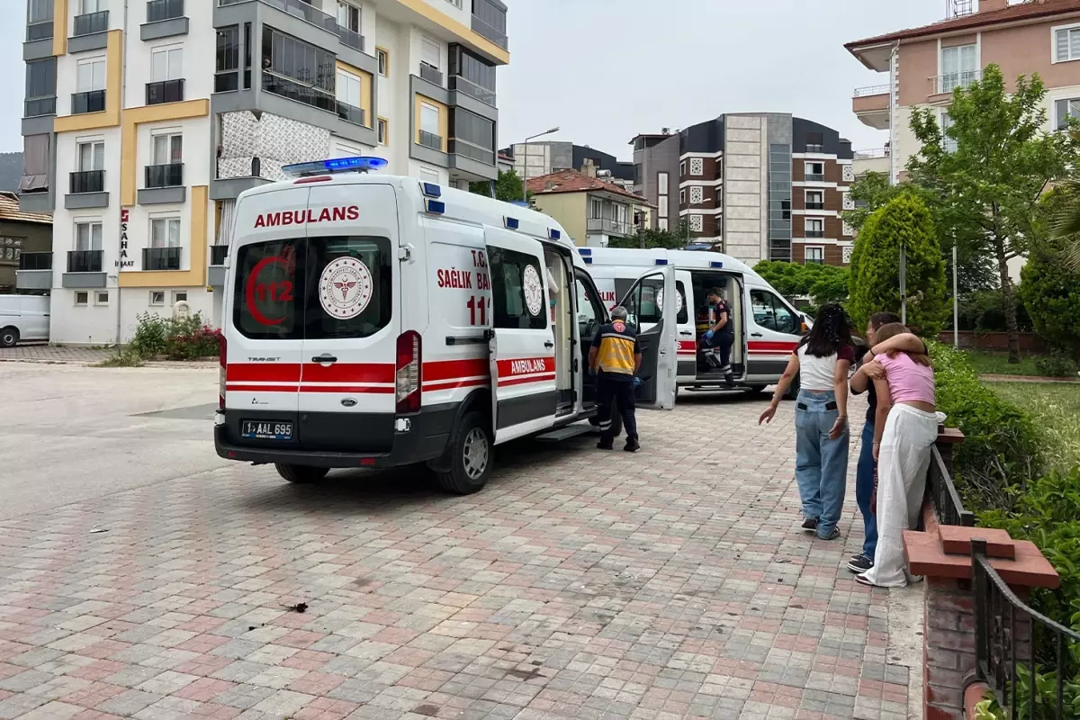 Liseli kızların sosyal medya kavgasını ayırmak için araya giren 2 kız bıçaklandı