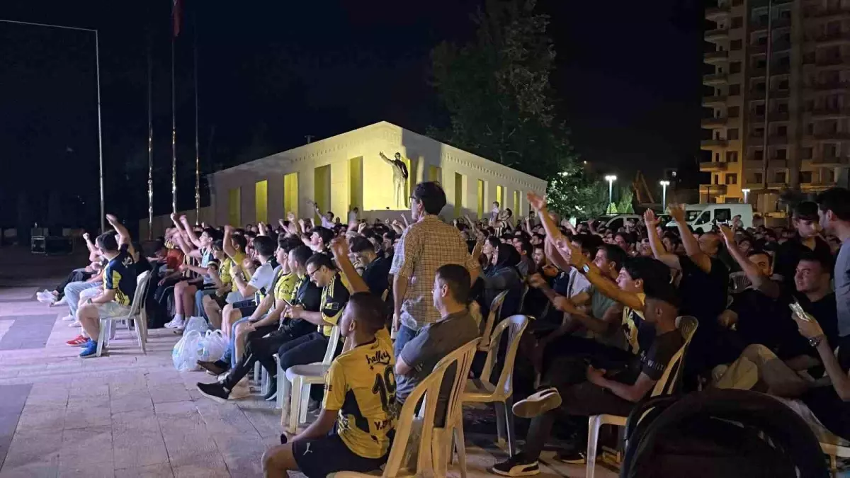 Fenerbahçe'nin Şampiyonluğu Osmaniye'de Coşkuyla Kutlandı