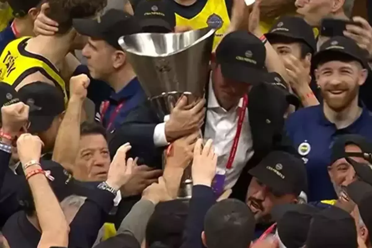 Fenerbahçe Başkanı Ali Koç, şampiyonluk kupasıyla omuzlarda
