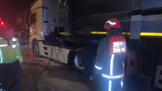 Pamukova'da TIR Yangını Kontrol Altına Alındı