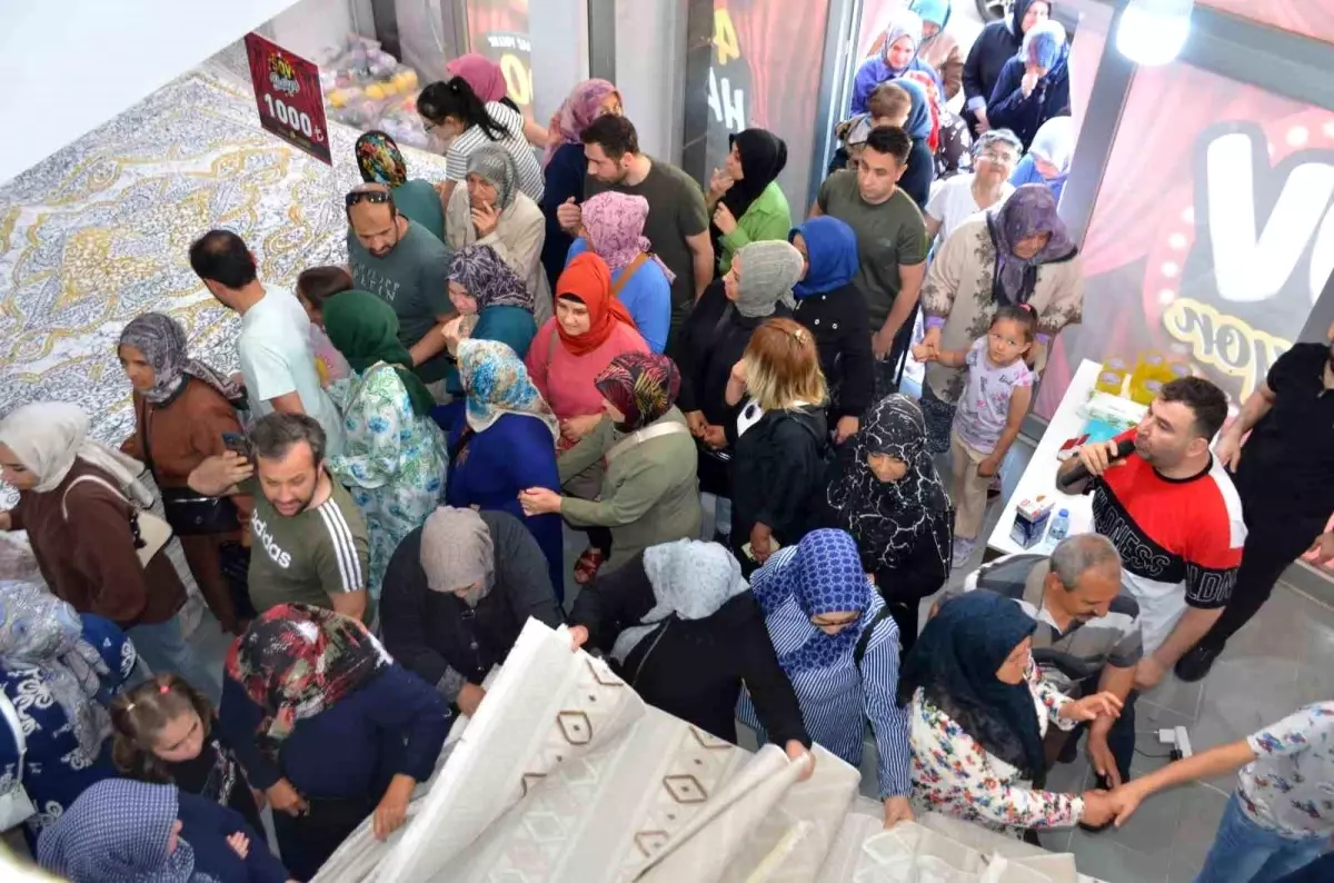 Bilecik'te Halı Mağazası Açılışında Yoğun İlgi