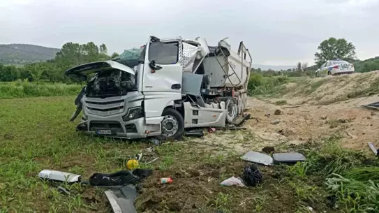 Kastamonu'da Hafriyat Kamyonu Devrildi: Sürücü Yaralı