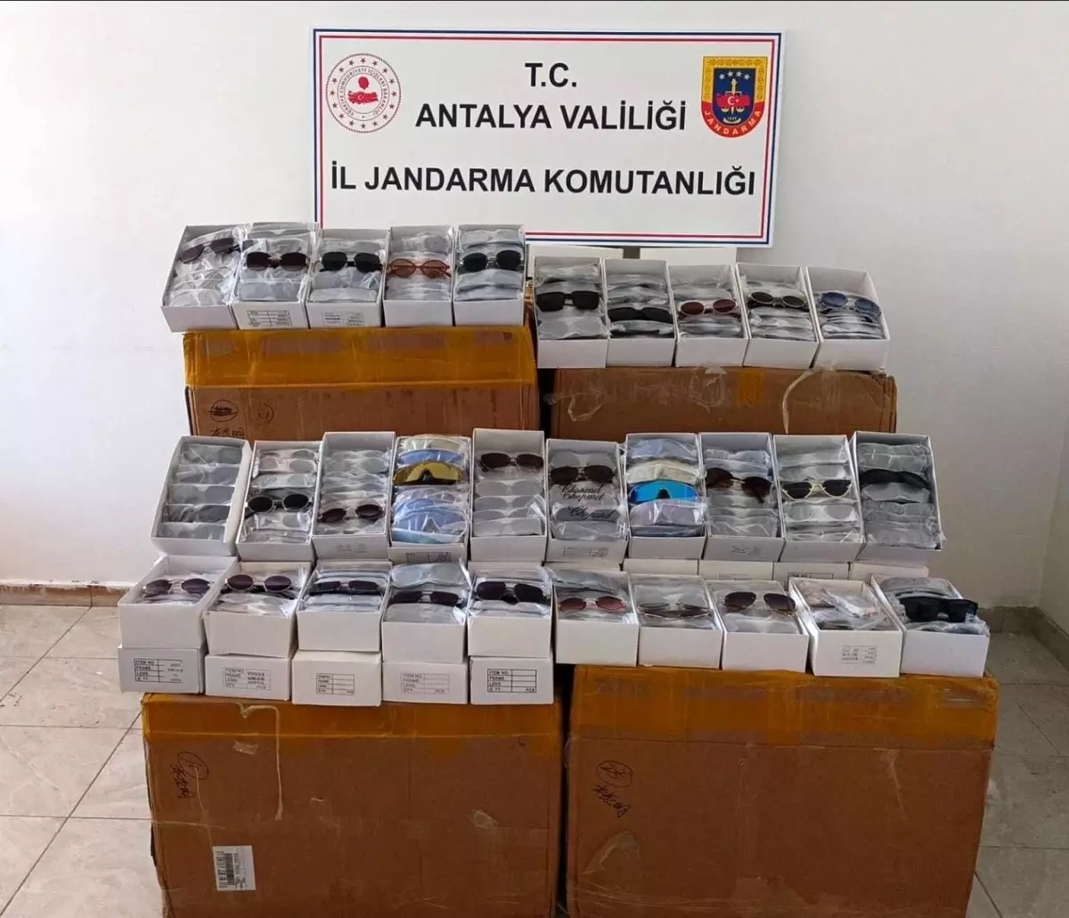 Gaziapaşa'da 15 Bin Kaçak Gözlük Ele Geçirildi