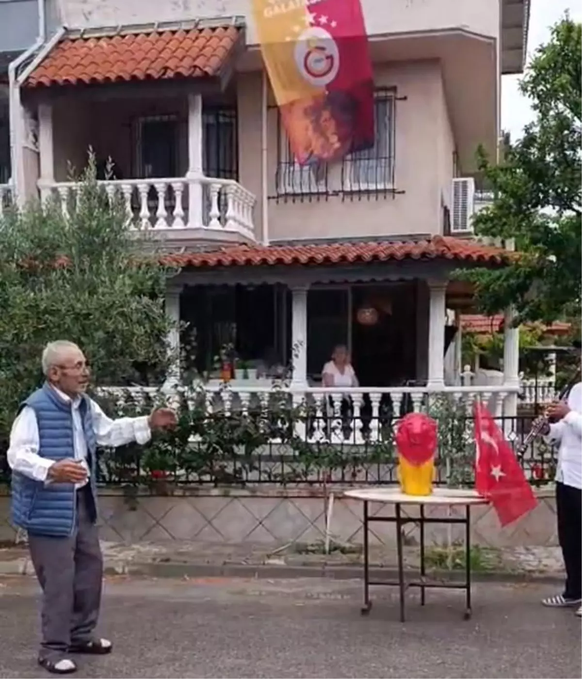 84 Yaşındaki Ahmet Kul'un Galatasaray Coşkusu