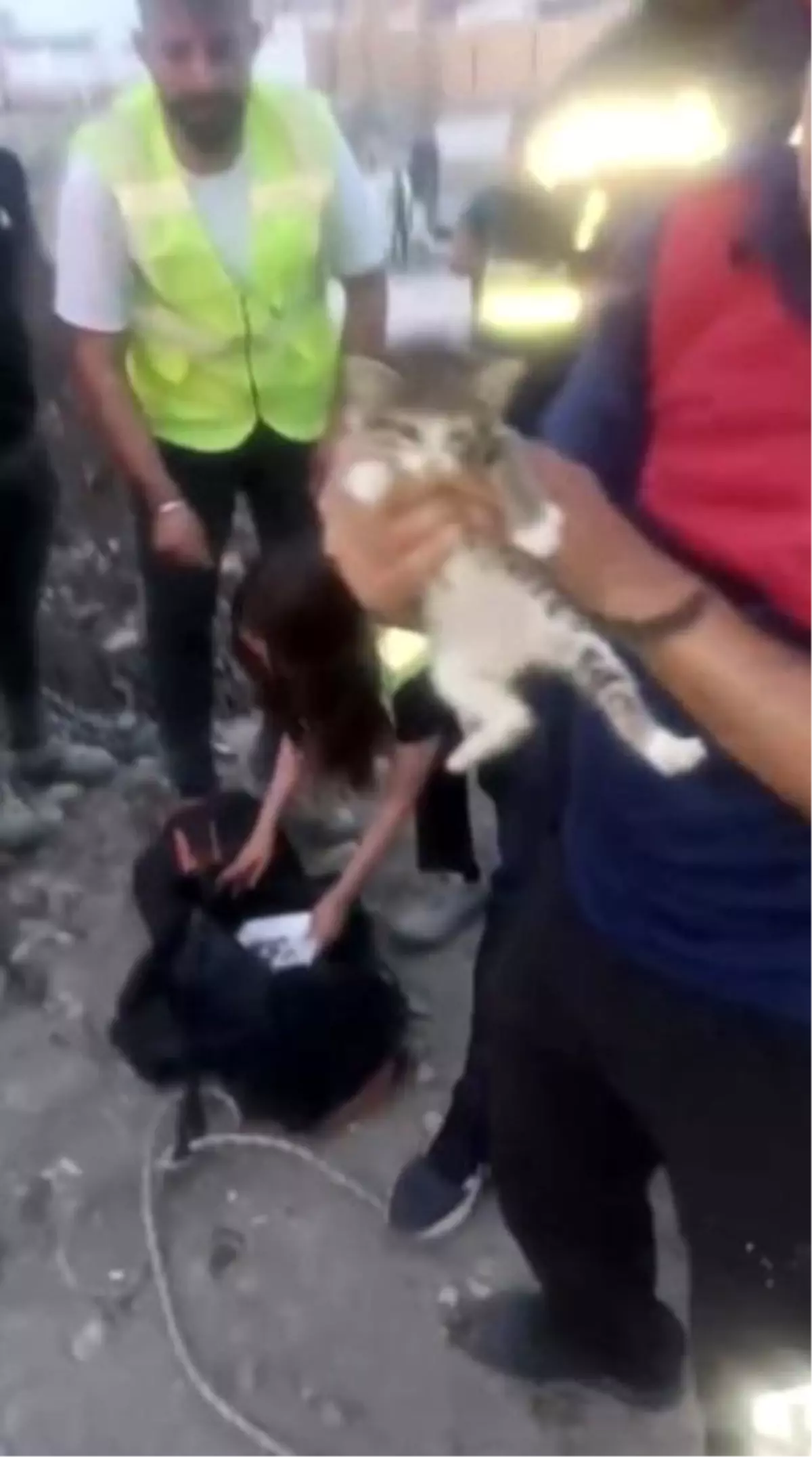 Osmaniye'de Yavru Kedi Fore Kazık Kuyusundan Kurtarıldı