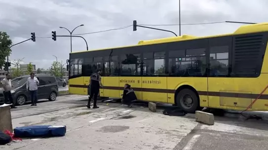 Bursa'da Motosikletli Genç, Otobüs Altında Kaldı
