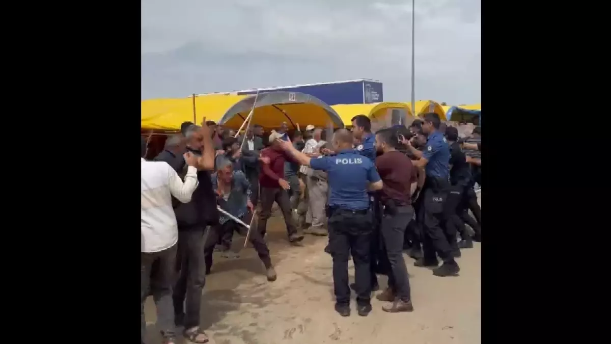 Kurban Pazarı'nda Arbede: 2 Polis Yaralandı