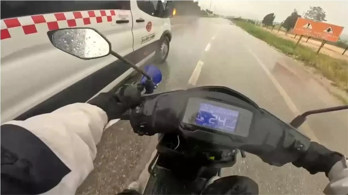 Fırtınada Kuryeye Yardım Eli