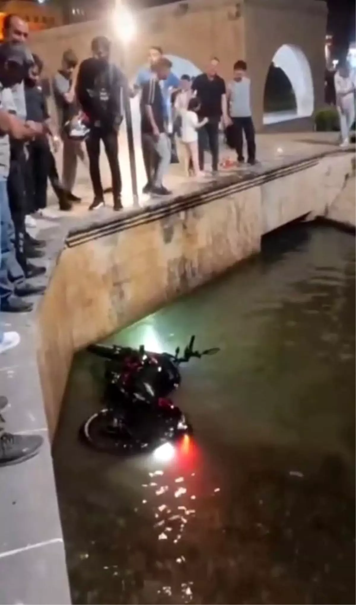 Şanlıurfa'da Motosiklet Balıklıgöl'e Düştü