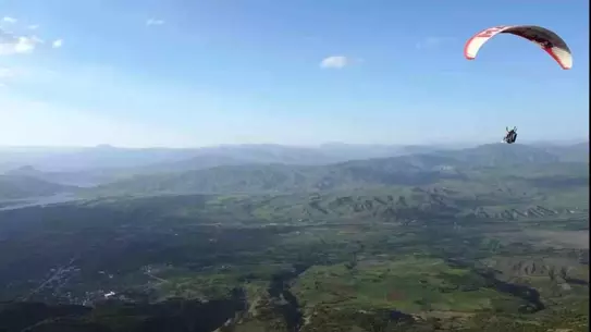 Sivas'ın Akıncılar İlçesinde Yamaç Paraşütü Uçuşları Başladı